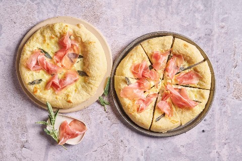 Pizza bianca mit Salbei und Rohschinken
