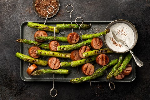 Grilled cervelas and asparagus skewers