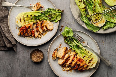 Petto di pollo alla griglia con pak choi