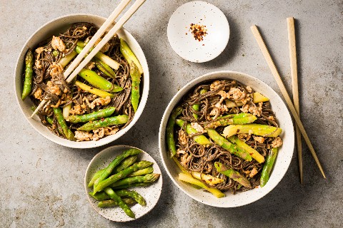 Noodles con asparagi e pollo