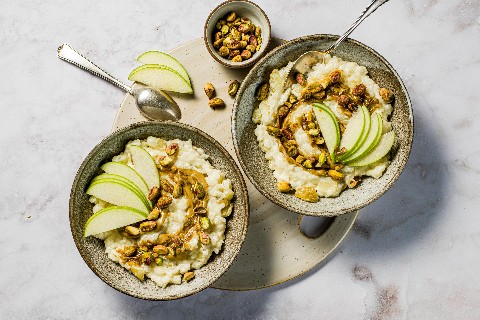 Apple rice pudding with pistachios