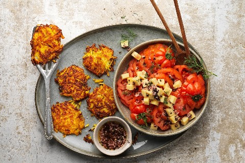 Galettes de röstis et salade de tomates