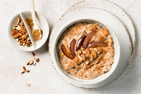 Hirse-Porridge mit Zwetschgen