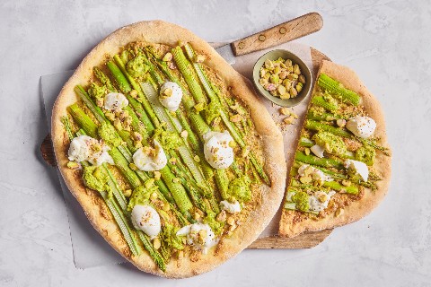 Pizzas aux asperges et aux pistaches