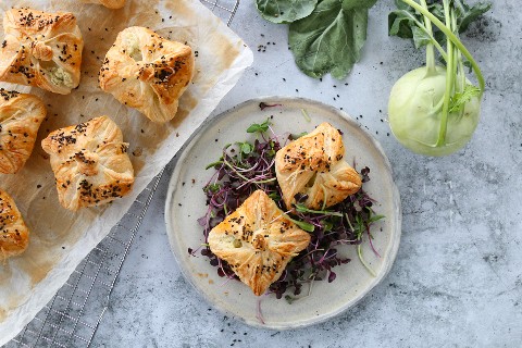 Colrave en robe de chambre et micro-greens