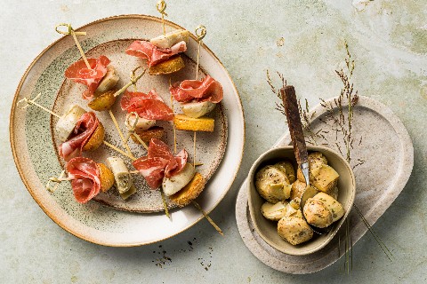Brochettes de pommes de terre et d'artichauts