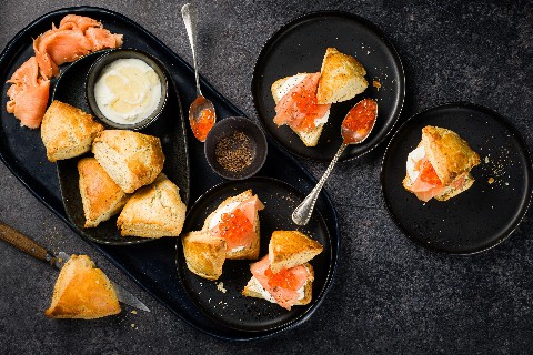 Pfeffer-Scones mit Feta und Lachs