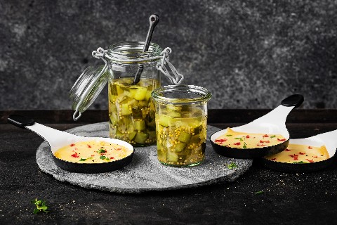 Pickles de concombres à la moutarde et au basilic thaï