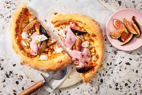 Pizza with figs and ham