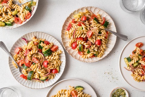 Salade de pâtes aux concombres et aux tomates