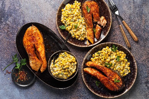 Spicy creamed corn with salmon