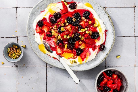 Zitronen-Labneh mit Beerenkompott
