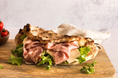 Pizza ripiegata alla mortadella