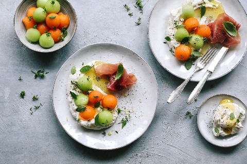 Salade de melon au jambon cru et à la ricotta
