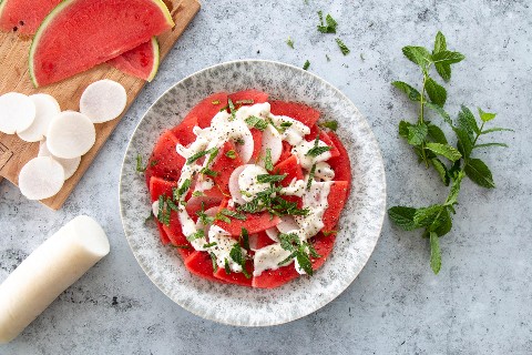 Wassermelonen-Rettichsalat mit Ziegenkäse