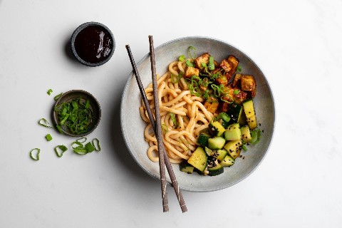 Bowl di udon con tofu alla salsa hoisin e insalata di cetriolo