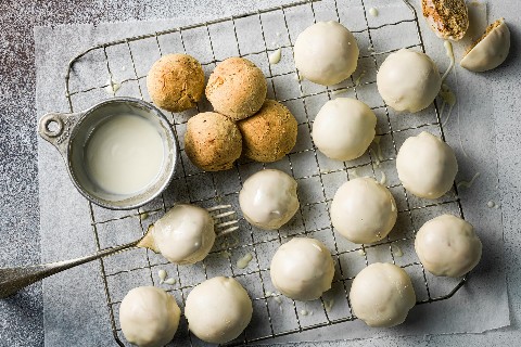 Pfeffernüsse (iced gingerbread biscuits)