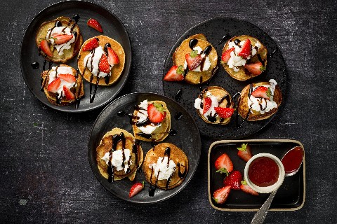 Pancakes à la burrata et aux fraises