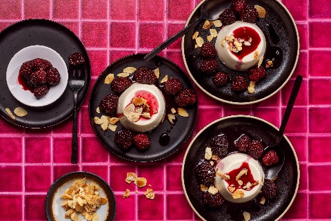 Mandel-Panna cotta mit Brombeeren