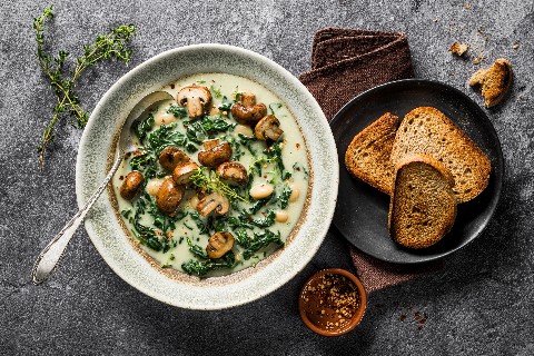 Spinaci al cocco con fagioli bianchi e funghi