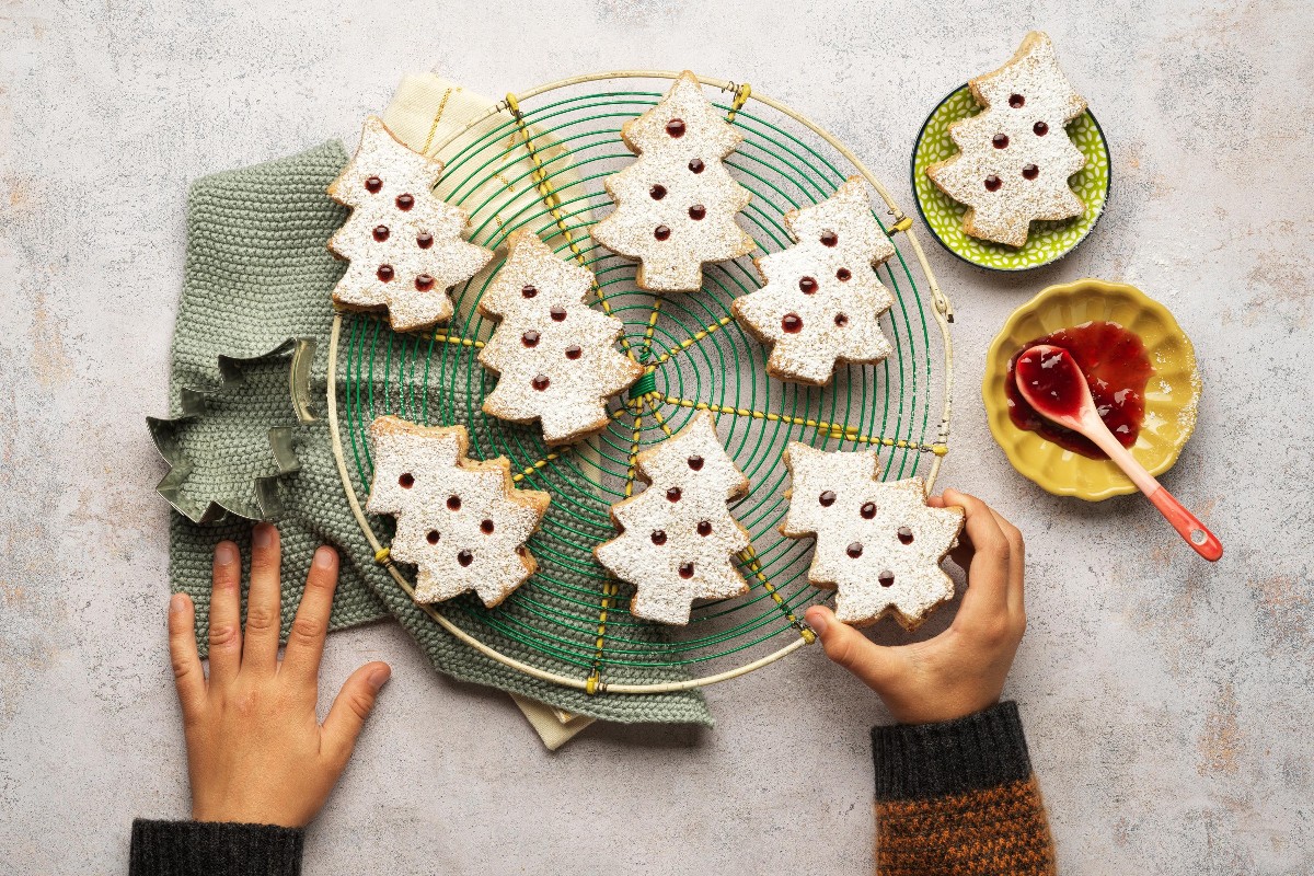 Cinnamon Christmas tree biscuits - Recipes | little FOOBY