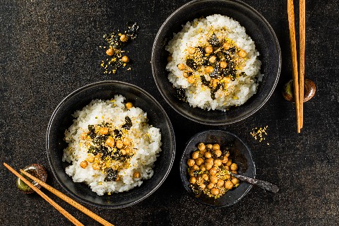 Rice bowl with pistachios and nori
