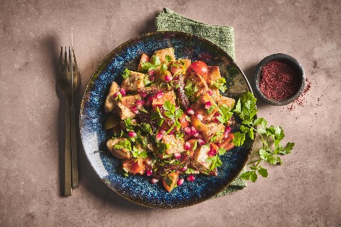 Insalata di pane con datteri e melagrana