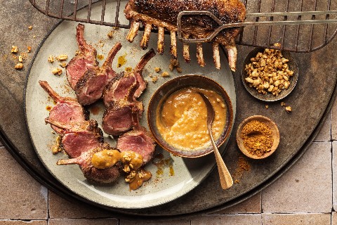Carrés d'agneau grillés à la sauce aux cacahuètes