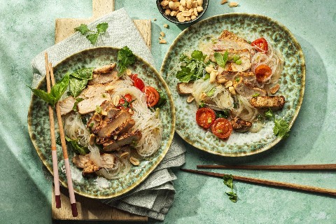Insalata di vermicelli thai con bistecca di maiale