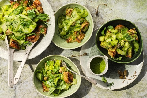 Insalata di pane ed erbe aromatiche con cetrioli
