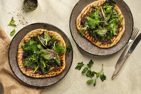 Manakish con insalata di erbe aromatiche