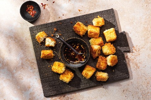 Panierter Feta mit Honig-Chili-Dip