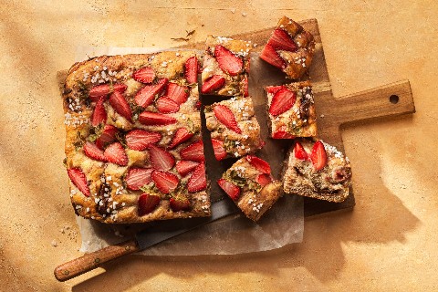 Focaccia alle fragole e al cioccolato