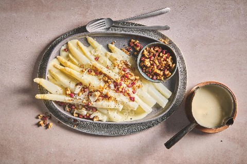 Weisser Spargel an Manchego-Sauce