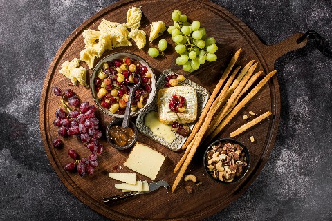 Plateau de fromages et raisin
