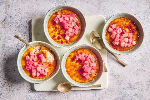 Kokos-Crème Brulée mit Rhabarber