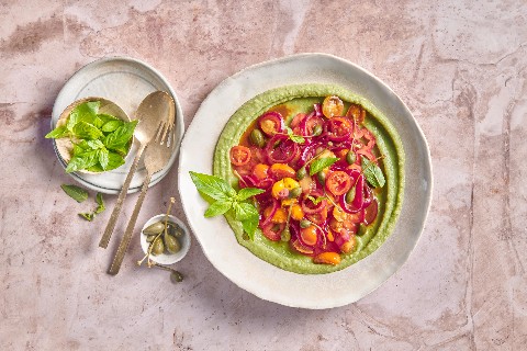Salade de tomates sur lit de purée de haricots blancs