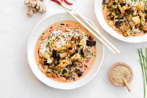 Tahina-Nudelsuppe mit Aubergine und Sesam-Tofu