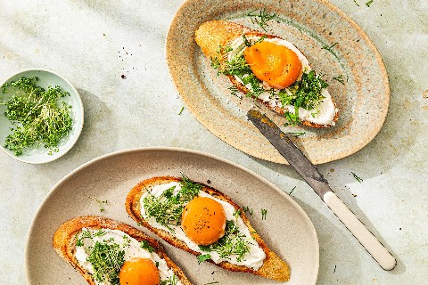 Crostini con tuorlo confit e ricotta alle erbe aromatiche