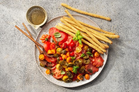 Salade de tomate et gressins au maïs