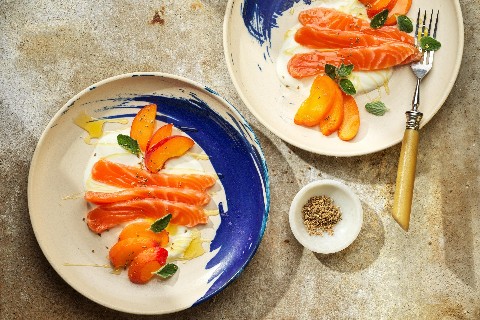 Gebeizter Lachs mit Aprikosen