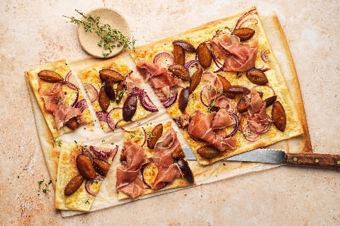 Tarte flambée with plums