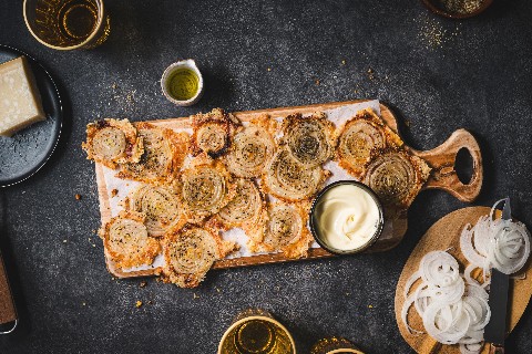 Chips di cipolla al parmigiano