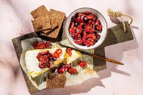 Brie mit Kirschensalsa