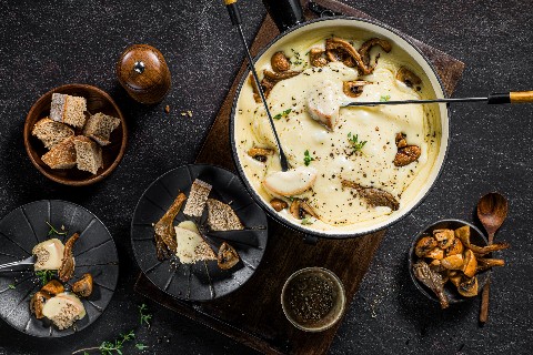 Prosecco fondue with mushrooms