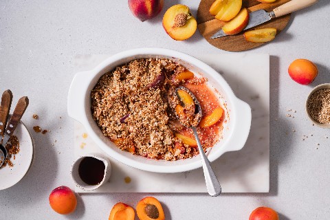 Crumble au quinoa aux pêches et aux abricots