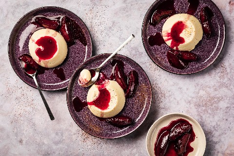Panna cotta alla cannella con prugne al porto