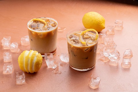 Eiskaffee mit Zitronen-Zeste