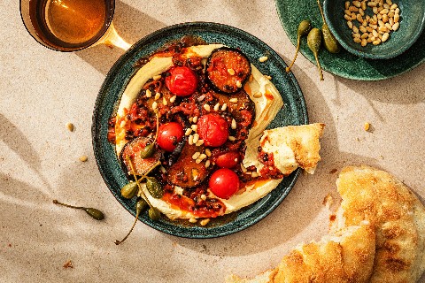 Hummus mit Harissa-Auberginen