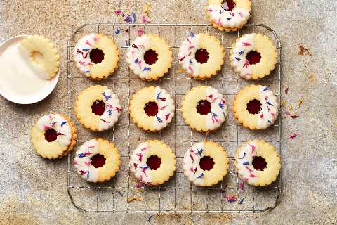 Spitzbuben biscuits with blackcurrant jam